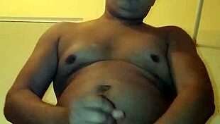 masturbándome lentamente mientras imagino tus manos tocándome