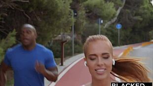 블랙드 작은 빨강 머리 홀리 두꺼운 BBC 매일 갈구해 야외 딥스로트 세션 입에 정액으로 끝나