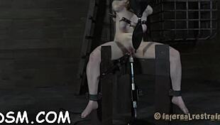Жадная бимбо-рабыня пытается не кричать во время минета и бдсм-игрушек
