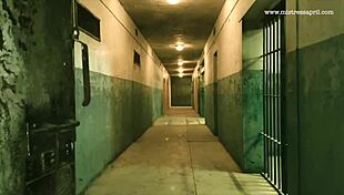 Доминотрикс Мисс Эйприл мучает недостойную женскую рабу в дилемме Флинтстоунов