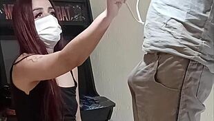 casada encontra eletricista em casa para um serviço inesperado