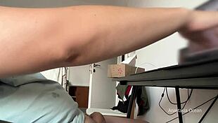 MILF femme de ménage surprise en train de me regarder me branler jusqu'à l'éjac