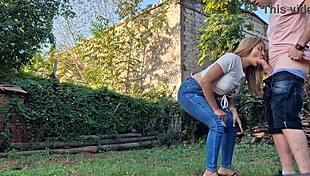 Mi vecina me chupa la pija en mi terreno