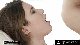 Bustá Ruska Gisha touží po kunda ve divokém fantasy šukání