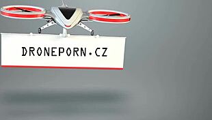 Татуирана милф пичка близък план на плажа