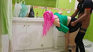 Wife accidentally fucks delivery guy with big ass and sucks his cock