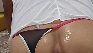 dildo gigante escorregando gostoso no cuzinho guloso do gay