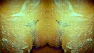 În oglindă, MILF-ul se excită sub duș cu masaj lent pe țâțe și cur