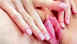 Intensywny Bliski Ujęcie Prawdziwego Kobiecego Orgazmu Z Wielkimi Mokrymi Wargami Cipki. Śluz Kapie W Kompilacji.