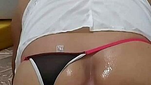 dildo gigante escorregando gostoso no cuzinho guloso do gay