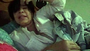 В леглото похотлива курва мастурбира путката си