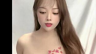 よ、このオリジナル中国美女がブラを脱いで魅惑的な柔らかい体を見せびらかすよ！😍