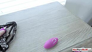 Ravasz öcs feszíti a milf mostohaanya dildóját vad POV játékban