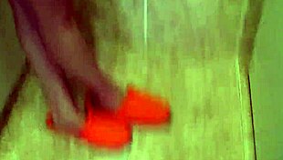 Blonde Schönheit mit atemberaubenden Titten neckt vor der Kamera