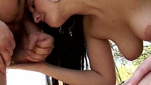 Amatérka Emy šuká tvrdého prasa v lese s raw voyeurizmom a divokým doggy štýlom