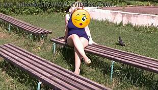 FLASHING PARK-UPSKIRT WOMAN WITH BIG ASS