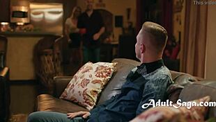 Η Cadence Lux καβαλάει το καυλί του φίλου καθώς ο σύζυγος βλέπει σε kinky doggy