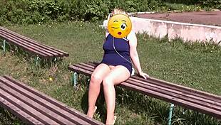 FLASHING PARK-UPSKIRT WOMAN WITH BIG ASS