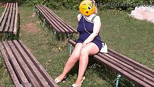 FLASHING PARK-UPSKIRT WOMAN WITH BIG ASS