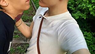 Ajut Un Prieten În Pădure Cu Activități Naturale