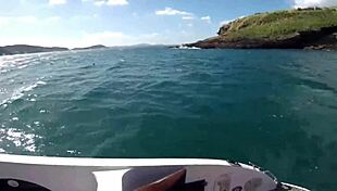 Fudendo na Lancha with Big Tits Bouncing in Public! 😍