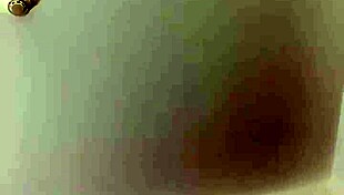 이런 중국 베이비 큰 가슴이 스쿼팅으로 나를 젖게 해!