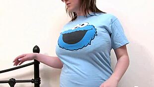 Storbröstad snygging Malibu Candi visar upp fantastiska pattar!