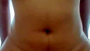 Моята приятелка клати големия си задник на твърдия ми кур в домашно клипче