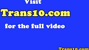 Tgirl rousse aspergée de sperme après une enculade intense dans la chambre. Penchée pour un gros plan.