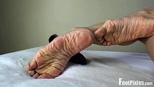 Jade Vixen's wrinkled feet get a sensual heel massage