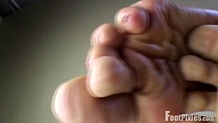 Jennifer Arique gives sexy foot massage in this very Asian beauty Jade Vixen