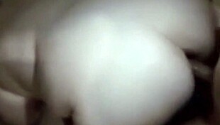 Жена пробует анал с незнакомцем, тугую жопку растягивают и кончают внутрь в грубом догги-стайле куколд!