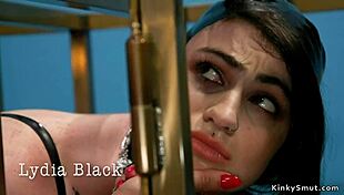 Oh mec, j'en reviens pas... regarder ma maîtresse fouetter ses esclaves lesbiennes, c'est dingue !