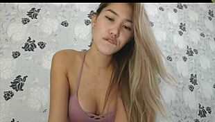 สาวร้อนล่อใจด้วยหน้าอกใหญ่ในไลฟ์แคม