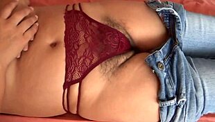 Pokazuję moją dużą owłosioną cipkę szeroko otwartą dla przyjaciół pasierba