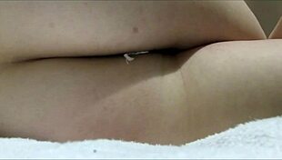 mau lihat orgasme gue yang beneran pake tampon di dalem?