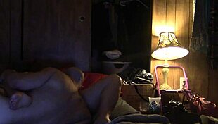 Amateurs eat and fuck in homemade scene