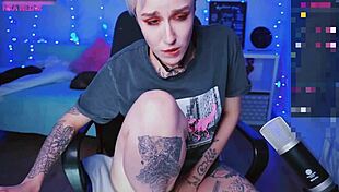 Watch this cute short-haired blonde cam slut suck that dildo?