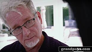 Съблазнителна 18+ тийнейджърка язди перверзния си стъпдядо за пари