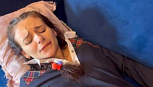 Ojczym mocno pieprzy ciężarną pasierbicę po szkole