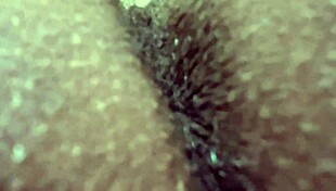 웹캠에서 깊은 목구멍 액션, 마른 에보니 베이비가 윙윙 터널에 소름 돋아