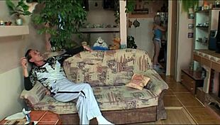 مراهقة بلوند 18+ تريد قضيب زوج أبيها، لكن حماها وعمها ينضمان إلى الفعل العنيف