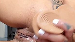 Garota deliciosa usa consolo na buceta e cuzinho