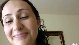 Wow, sieh dir diese schwangere Süße bei messy Titten-Cumshot an!