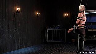 ¡Mira esta MILF tetona azotada duro en equipo de bondage! 😳