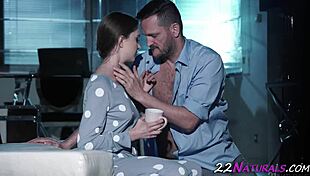 جمال مذهلة تثير قضيبا عملاقا لقذف متفجر