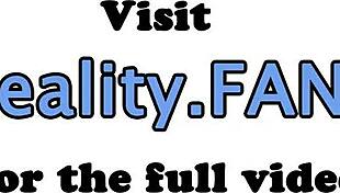 Deci, fiica mea vitregă cu fund mare mă tot tachinează cu suge pulă grasă. Am sfârșit prin a o face tare pe canapea. La naiba, e sălbatică în cowgirl!