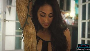 Leighla Habib casually strips and shows off her body