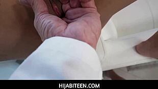 멍청한 히잡 소녀가 가족 의사에게 속아 충격적인 만남