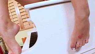 Brooke Banner footjob σε μεγάλη καύλα με εκσπερμάτιση στα πόδια από Johnny Sins